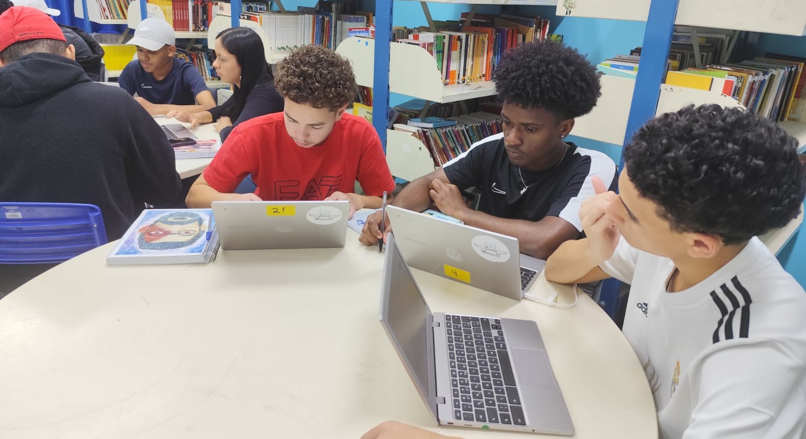 Escola Jd. Santa Maria III e Senac oferecem curso de Desenvolvimento Web com certificado para adolescentes da comunidade