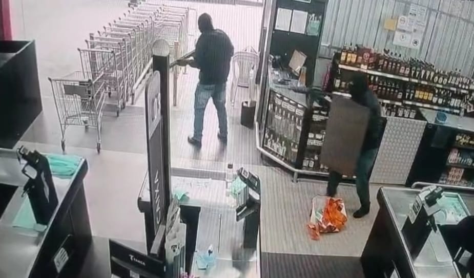 Troca de tiros entre criminosos e seguranças de carro-forte causa pânico em Osasco