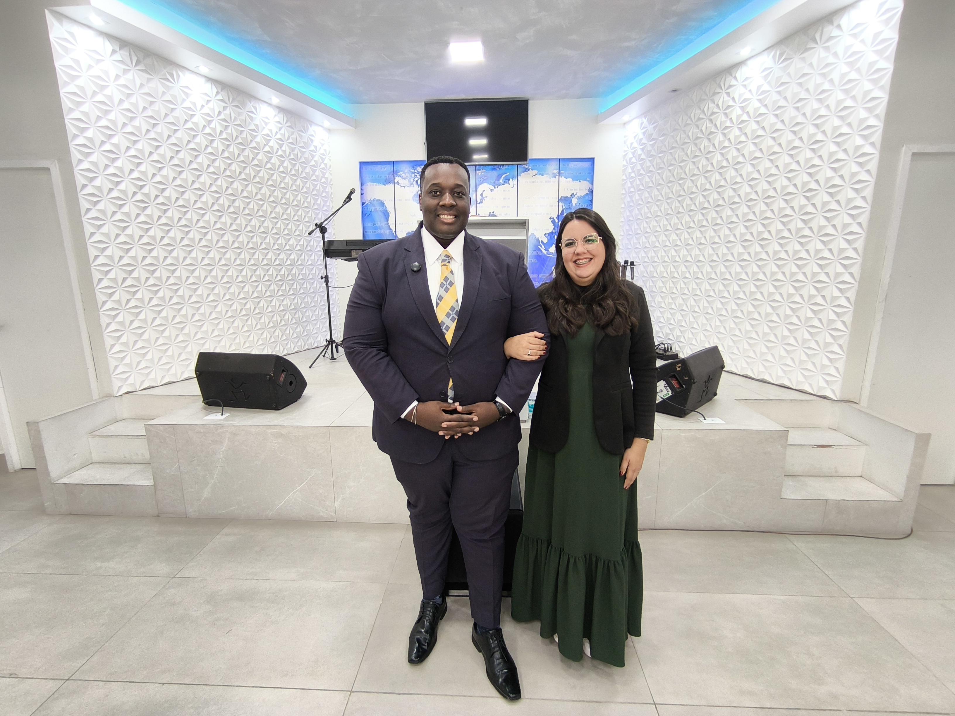 A História de Vida e Fé de Adeilton Gomes e Clara Caroline: Uma Jornada de Serviço e Transformação