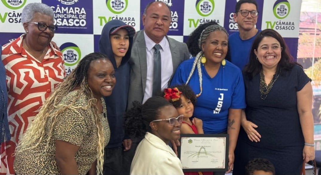 Câmara Municipal de Osasco entrega Moção de Aplausos à diretora Regine Cândida