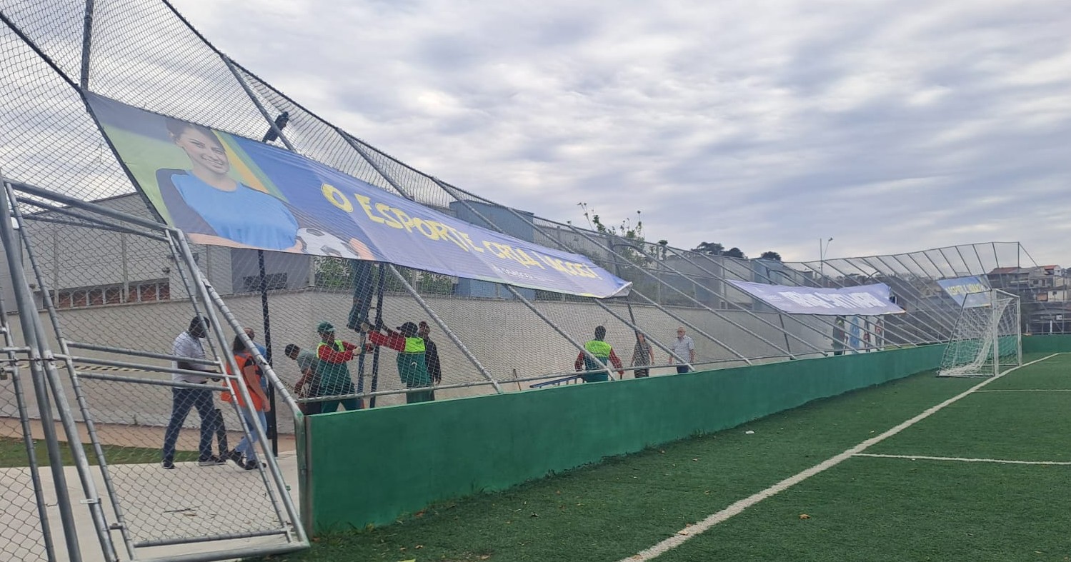 Parte do alambrado da Arena Santa Maria desaba após fortes ventos; risco foi grande para creche e pedestres