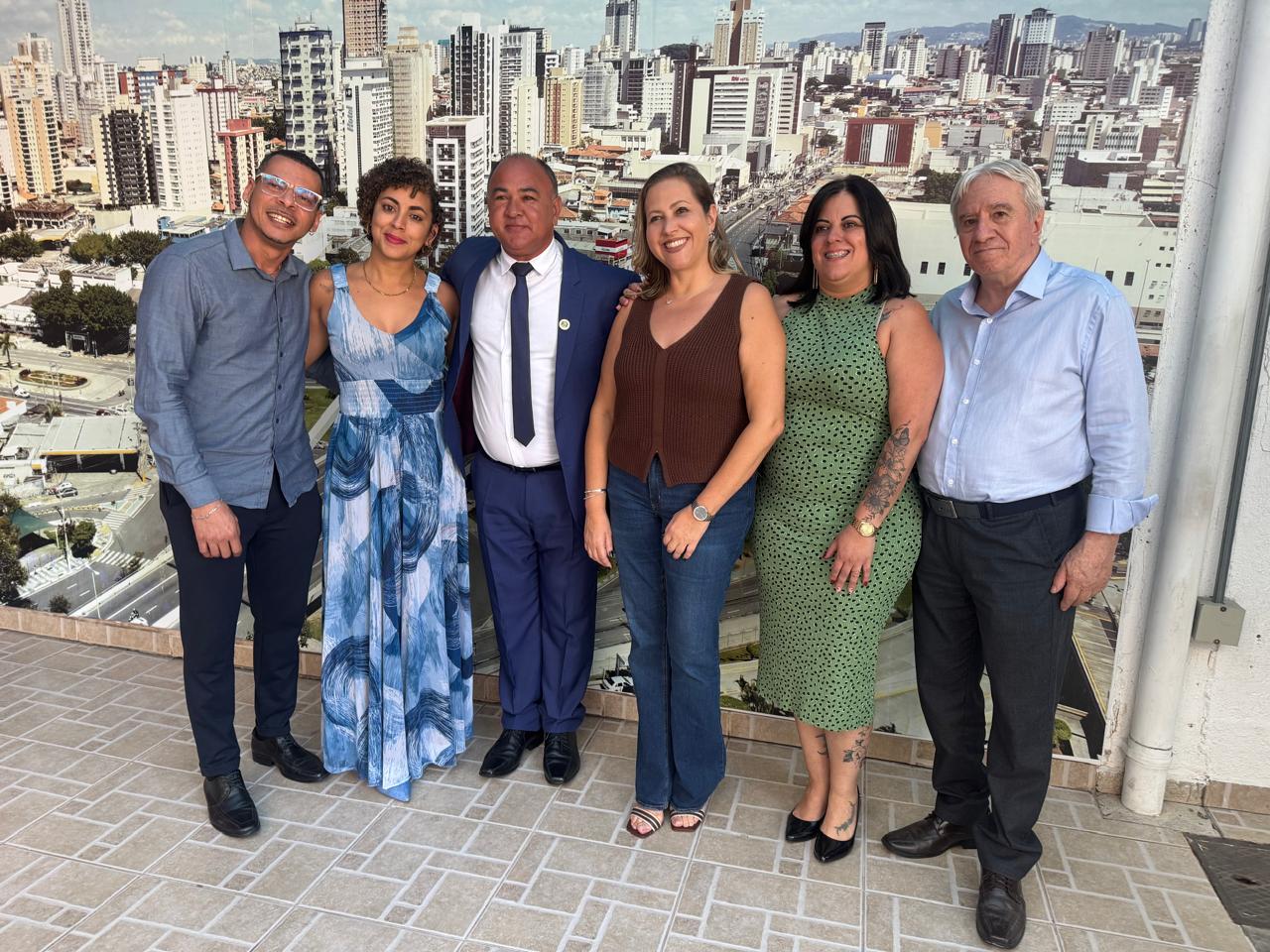 Moção de Aplausos homenageia a equipe gestora da Escola Messias Gonçalves na Câmara de Osasco